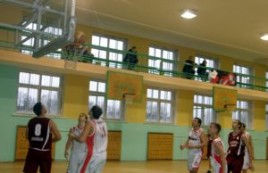 Rungtynių akimirka: “Rospo” krepšininkai (šviesi apranga) sėkmingai atakuoja varžovų krepšį.