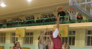 Finalo akimirka: „Kraunedos“ krepšį atakuoja „Seno grafo“ vidurio puolėjas Arijus Stočkus. L.Dūdaitės nuotr.