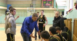 Įsiaudrinusius „Darolos“ žaidėjus ramino treneris Vitalijus Jocys. L.Dūdaitės nuotr.