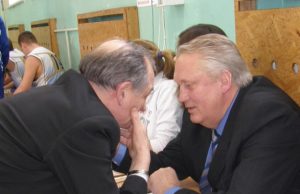 Regionų krepšinio lyga: dar vienas smurto protrūkis krepšinio aikštelėje Konfliktinių varžybų eigą aptaria RKL prezidentas Arvydas Kregždė (kairėje) ir varžybų komisaras Juozas Storpirštis.