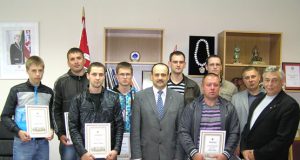 Rajono vicemeras E.Vilimas (viduryje) ir rajono Krepšinio federacijos prezidentas V.Gaučys (dešinėje)  įsiamžino su „Kraunedos-KKSC“ ekipos nariais. A.Urbono nuotr.