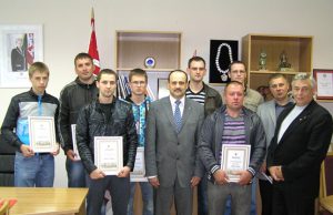 „Kraunedos“ krepšininkams – vicemero sveikinimai Rajono vicemeras E.Vilimas (viduryje) ir rajono Krepšinio federacijos prezidentas V.Gaučys (dešinėje) įsiamžino su „Kraunedos-KKSC“ ekipos nariais. A.Urbono nuotr.