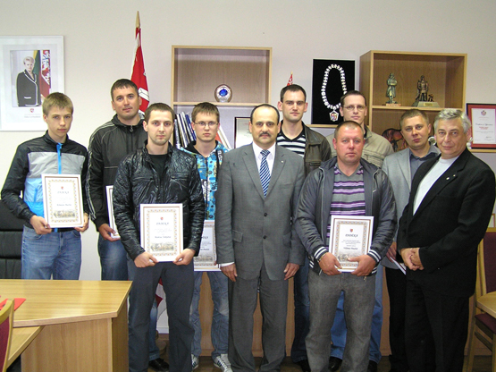 Rajono vicemeras E.Vilimas (viduryje) ir rajono Krepšinio federacijos prezidentas V.Gaučys (dešinėje)  įsiamžino su „Kraunedos-KKSC“ ekipos nariais. A.Urbono nuotr.