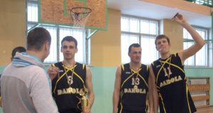 Po apdovanojimų ceremonijos „Darolos“ treneris Darius Blažys savo ekipos žaidėjams dovanojo pergalės cigarus. L.Dūdaitės nuotr.
