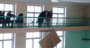 Varžybų organizatoriai ir sirgaliai skilusią krepšinio lentą iškėlė į balkoną. R. Kilkaus nuotr.