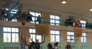 Rungtynių akimirka. Rokiškėnės - balta apranga. L. Dūdaitės nuotr.