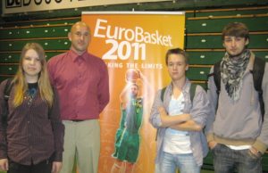 Pirmieji savanorio žingsniai – Kauno sporto halėje Kauno sporto halėje susipažino rokiškėnai Simona Osipovaitė (iš kairės)