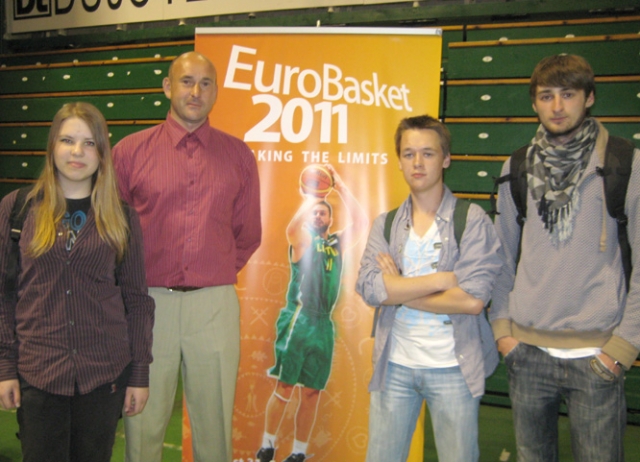 Kauno sporto halėje susipažino rokiškėnai Simona Osipovaitė (iš kairės) Kauno sporto halėje susipažino rokiškėnai Simona Osipovaitė (iš kairės)