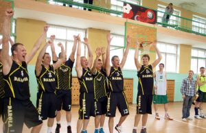 Rajono krepšinio pirmenybių finale – intriga iki paskutinių sekundžių Rajono krepšinio pirmenybių nugalėtoja – „Darolos“ komanda. L.Dūdaitės nuotr.