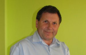 Unikali šeimos relikvija Krepšinio aistruolis V.Maračinskas už jokius pinigus nesutiktų parduoti kamuolio su krepšininkų parašais. N.Byčkovskio nuotr.