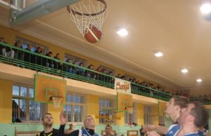 Krepšinio turnyre – kovos iki finalinės sirenos Susitikimo „Rokvesta“ – „Darola“ akimirka. L. Dūdaitės nuotr.