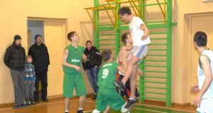 „Bimbų“ ir „Fazės“ komandų dvikovos akimirka. Prie varžovų krepšio veržiasi „Fazės“ (šviesesnė apranga) žaidėjas. S.Kilkuvienės nuotr.