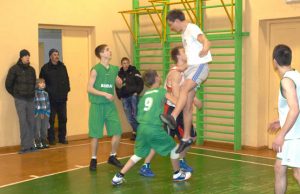 „Bimbų“ ir „Fazės“ komandų dvikovos akimirka. Prie varžovų krepšio veržiasi „Fazės“ (šviesesnė apranga) žaidėjas. S.Kilkuvienės nuotr.