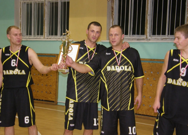 Rajono taurė - „Darolos“ krepšininkų rankose. L.Dūdaitės nuotr. Rajono taurė - „Darolos“ krepšininkų rankose. L.Dūdaitės nuotr.