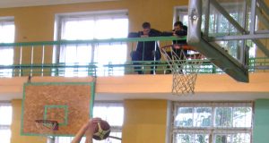 Rokiškėnės (balta apranga) atkakliai varžėsi su „PKKSC-Naftėnas“ žaidėjomis. L.Dūdaitės nuotr.