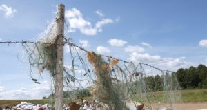 Ant tvorų plevėsuoja tinklai žuvims gaudyti