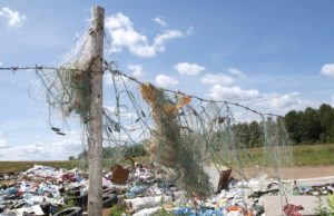 Kiek girių paversim sąvartynais? Ant tvorų plevėsuoja tinklai žuvims gaudyti