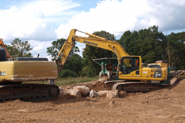 Kriaunų seniūnijos griuvenos virsta skalda keliams. L. Dūdaitės nuotr.