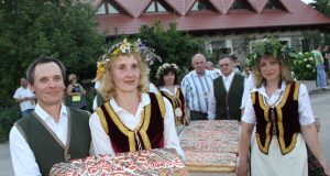 Šventės kulminacija - Kriaunų ansamblio šokėjai atnešė įspūdingo dydžio tortus.