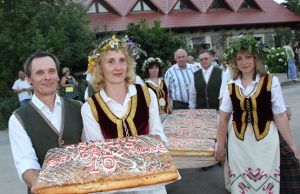Šventės kulminacija - Kriaunų ansamblio šokėjai atnešė įspūdingo dydžio tortus.