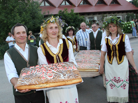 Šventės kulminacija - Kriaunų ansamblio šokėjai atnešė įspūdingo dydžio tortus.