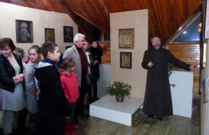 Advento popietė Kriaunose: šventųjų paveikslai ir iliuzionisto išdaigos Kriaunų Dievo Apvaizdos bažnyčios klebonas Laimonas Nedveckas pasakoja apie senuosius religinius paveikslus. D. Žukauskienės nuotr.