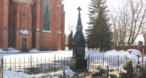 Rokiškio šv. apaštalo evangelisto Mato bažnyčios šventoriaus paslaptį gali atskleisti archeologiniai kasinėjiimai. D.Zibolienės nuotr.