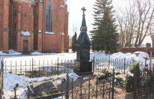 Rokiškio šv. apaštalo evangelisto Mato bažnyčios šventoriaus paslaptį gali atskleisti archeologiniai kasinėjiimai. D.Zibolienės nuotr.
