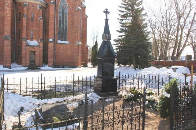 Rokiškio šv. apaštalo evangelisto Mato bažnyčios šventoriaus paslaptį gali atskleisti archeologiniai kasinėjiimai. D.Zibolienės nuotr.