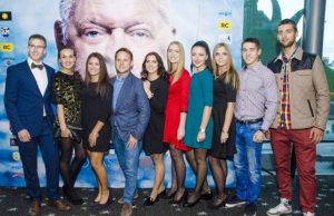 Rezisierius J. Krisiūnas (ketvirtas iš kairės) ir rokiškėnų komanda. D. Butėnaitės nuotr.