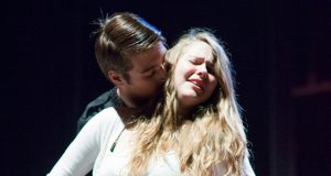 Rokiškėnų spektaklio „Pabėgimas į „Akropolį“ aktoriai Mantas Meškuotis ir Miglė Matiukaitė.