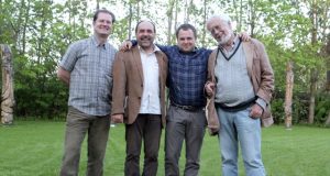 A.Skardžius (kairėje) ir J.Krisiūnas (trečias iš kairės) su Felbacho teatro režisieriumi Gustavu Adolfu Franku (dešinėje) ir festivalio organizatoriumi Peteriu Stefanu (antras iš kairės) Rokiškyje festivalio „Trumpas sujungimas“ metu. Jaunimo teatro archyvo nuotr.