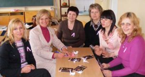 Projekto “Nedelsk!“ gerosios valios ambasadorei Zinai Vilkienei (ketvirta iš kairės) talkina ambasadorės Saulė Kazinavičienė (iš kairės)