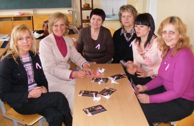 Projekto “Nedelsk!“ gerosios valios ambasadorei Zinai Vilkienei (ketvirta iš kairės) talkina ambasadorės Saulė Kazinavičienė (iš kairės)