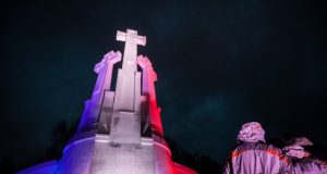 Vilnius prisijungė prie pasaulinės solidarumo su Prancūzija akcijos. Sauliaus Žiūros (Vilniaus miesto savivaldybė) nuotr.