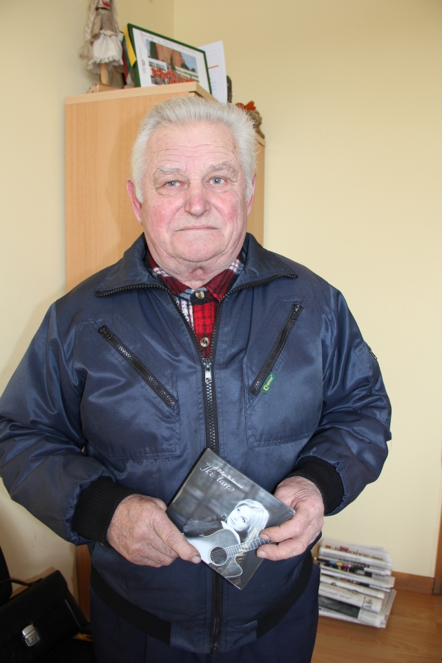 Kryžiažodžio „Šviesa“ nugalėtojui Juliui Bražioniui iš Lukštų k. atiteko Vilijos Urbonienės kompaktinė plokštelė „Iki tavęs“. D.Zibolienės nuotr.