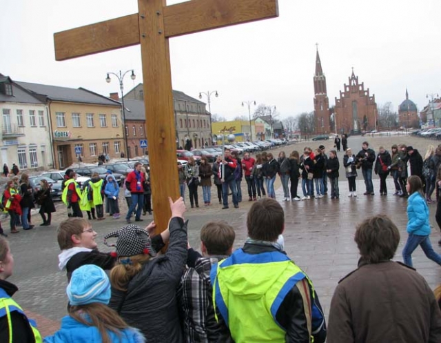 Meilės ir Gailestingumo kelio simbolį - kryžių – žygeiviai iškėlė Rokiškio širdyje - Nepriklausomybės aikštėje. N.Byčkovskio nuotr.