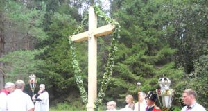 Marimontą vėl papuošė ąžuolo kryžius. S.Mažiulio nuotr.