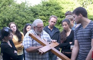 Drožėjas  V.Zakarka (centre) misijos dalyvius mokė montuoti kryžių. N.Byčkovskio nuotr.