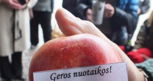 Aukojusiems - gerumo obuoliai ir šilti linkėjimai. A.Minkevičienės nuotr.