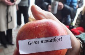 Aukojusiems - gerumo obuoliai ir šilti linkėjimai. A.Minkevičienės nuotr.
