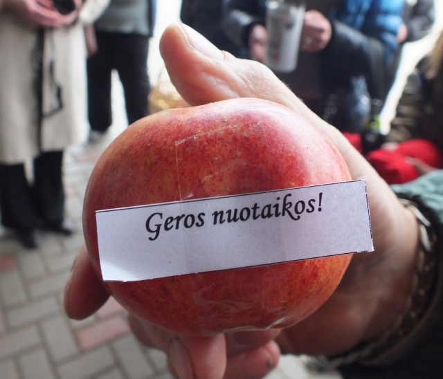 Aukojusiems - gerumo obuoliai ir šilti linkėjimai. A.Minkevičienės nuotr.