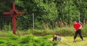 Muziejininkai bei aktyvūs visuomenininkai tvarkė medinį kryžių automagistralėje Vilnius–Panevėžys 115-ajame kilometre.