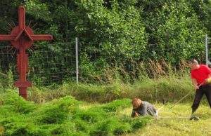 Buria iniciatyvinę grupę Muziejininkai bei aktyvūs visuomenininkai tvarkė medinį kryžių automagistralėje Vilnius–Panevėžys 115-ajame kilometre.