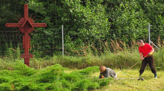 Muziejininkai bei aktyvūs visuomenininkai tvarkė medinį kryžių automagistralėje Vilnius–Panevėžys 115-ajame kilometre.