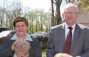 Seimo kancleris Jonas Milerius ir sąjūdietė Angonita Rupšytė atnešė akmenis. D. Zibolienės nuotr.