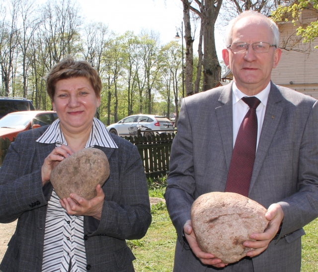 Seimo kancleris Jonas Milerius ir sąjūdietė Angonita Rupšytė atnešė akmenis. D. Zibolienės nuotr.