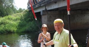 Premjeras Andrius Kubilius ir jo žmona Rasa - aktyvaus poilsio mėgėjai: baigę dviračių žygį jie penkias dienas  plauks baidarėmis. D.Zibolienės nuotr.