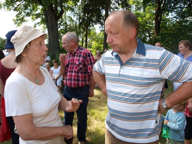 Premjeras Andrius Kubilius pandėlietei Nijolei Liugailienei papasakojo apie Europos Sąjungos veiklą. Premjeras Andrius Kubilius pandėlietei Nijolei Liugailienei papasakojo apie Europos Sąjungos veiklą.