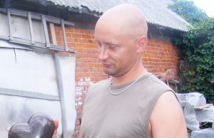 Į amžinojo poilsio kelionę su prabanga ir be jos… Paminkladirbio rokiškėno Gintaro Kubiliaus rankose gimsta ne tik amžinojo poilsio vietas puošiantys paminklai